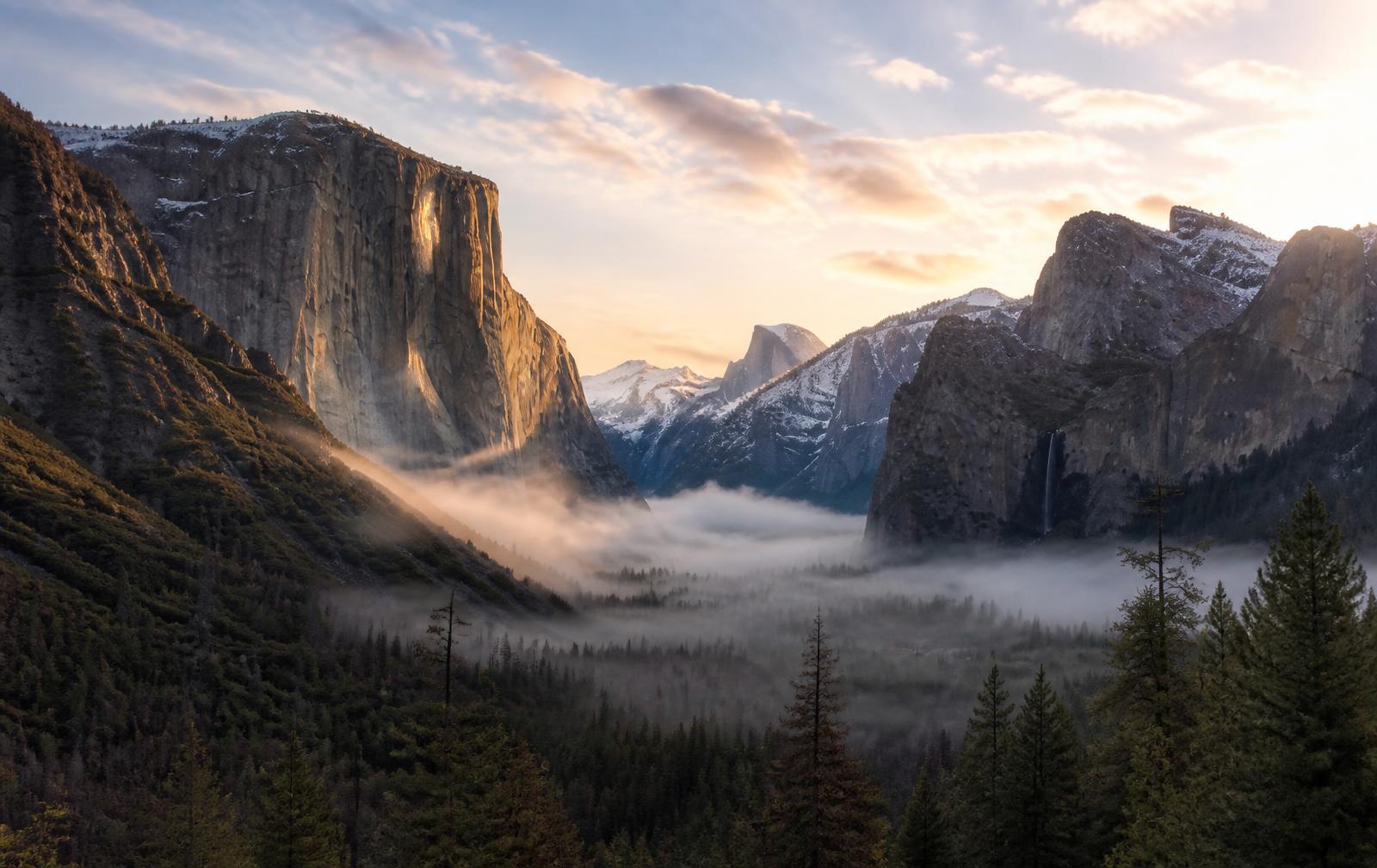 Tunnel View in Yosemite at dawn